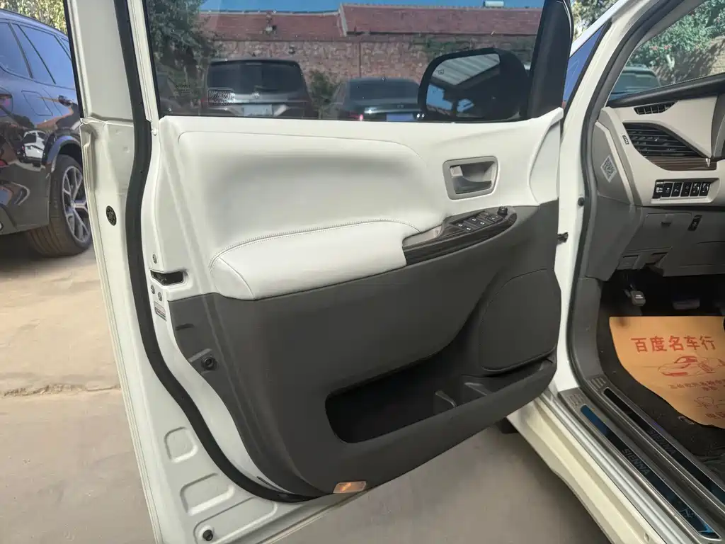 Toyota Sienna — фото 11