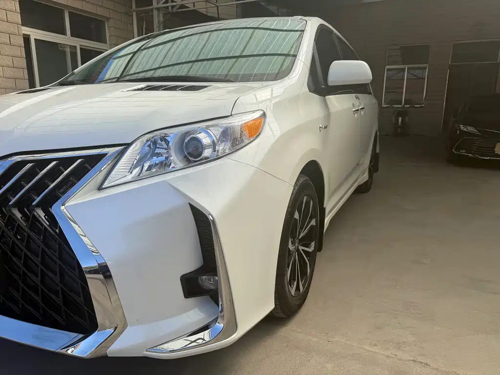 Toyota Sienna — фото 3