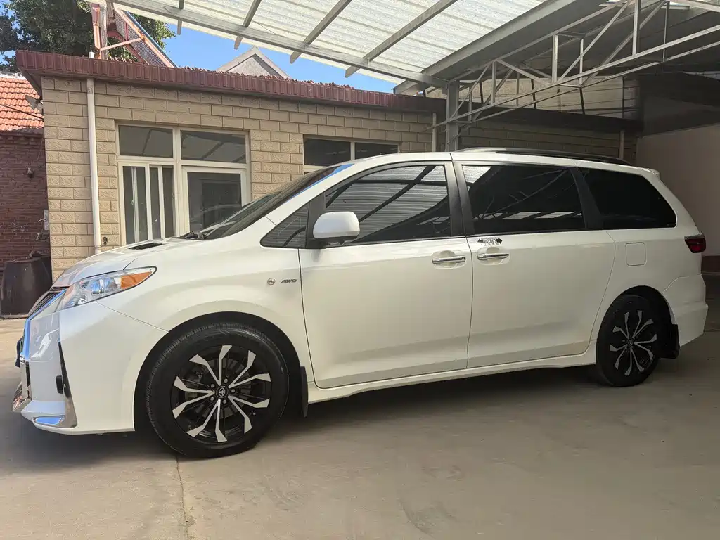 Toyota Sienna — фото 4