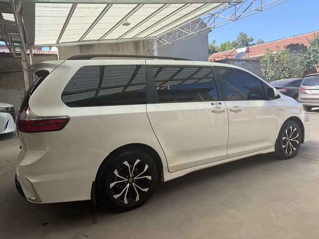 Toyota Sienna — фото 8