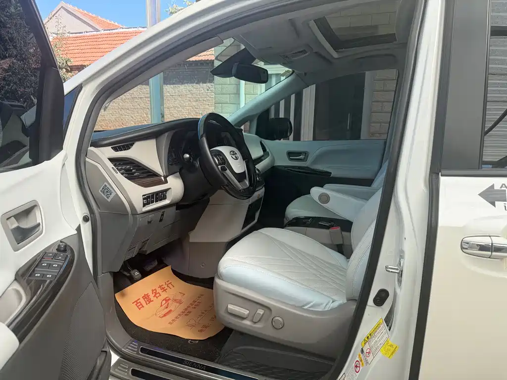 Toyota Sienna — фото 10