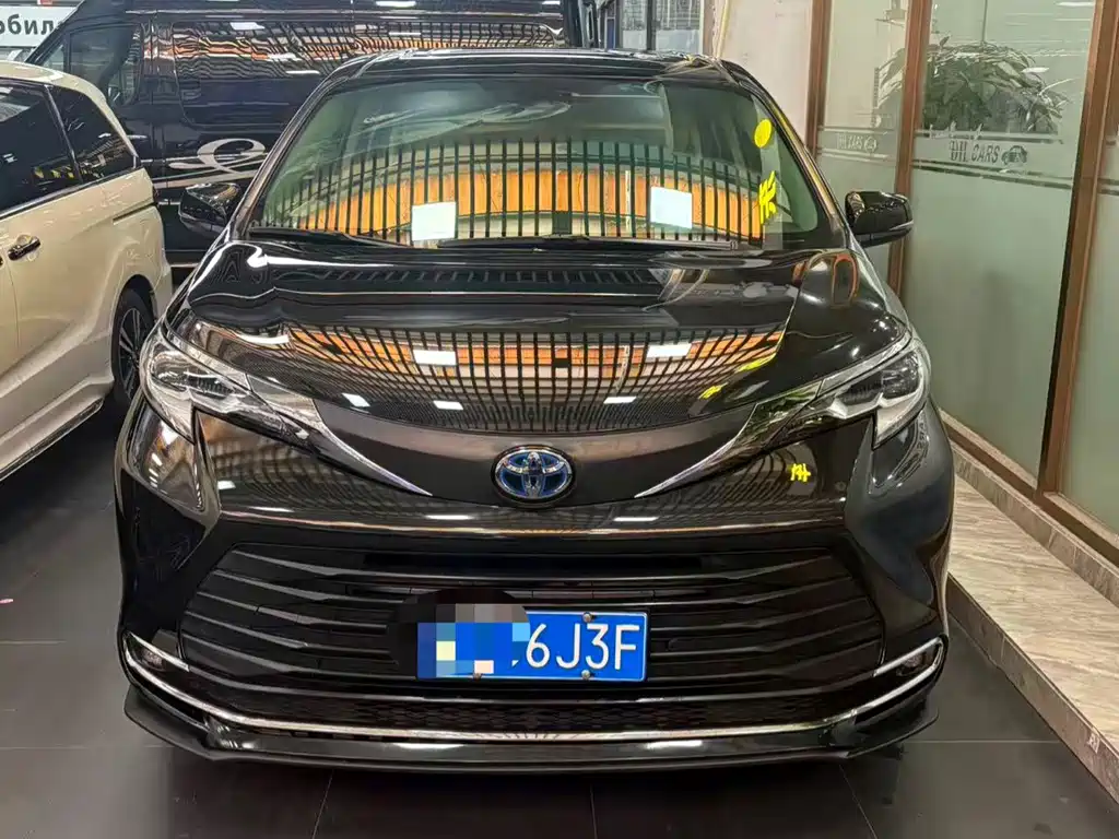 Toyota Sienna — фото 2