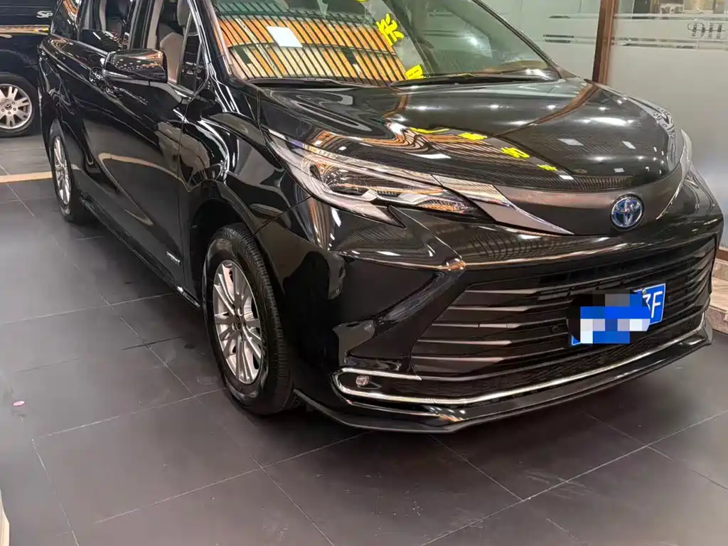Toyota Sienna — фото 3
