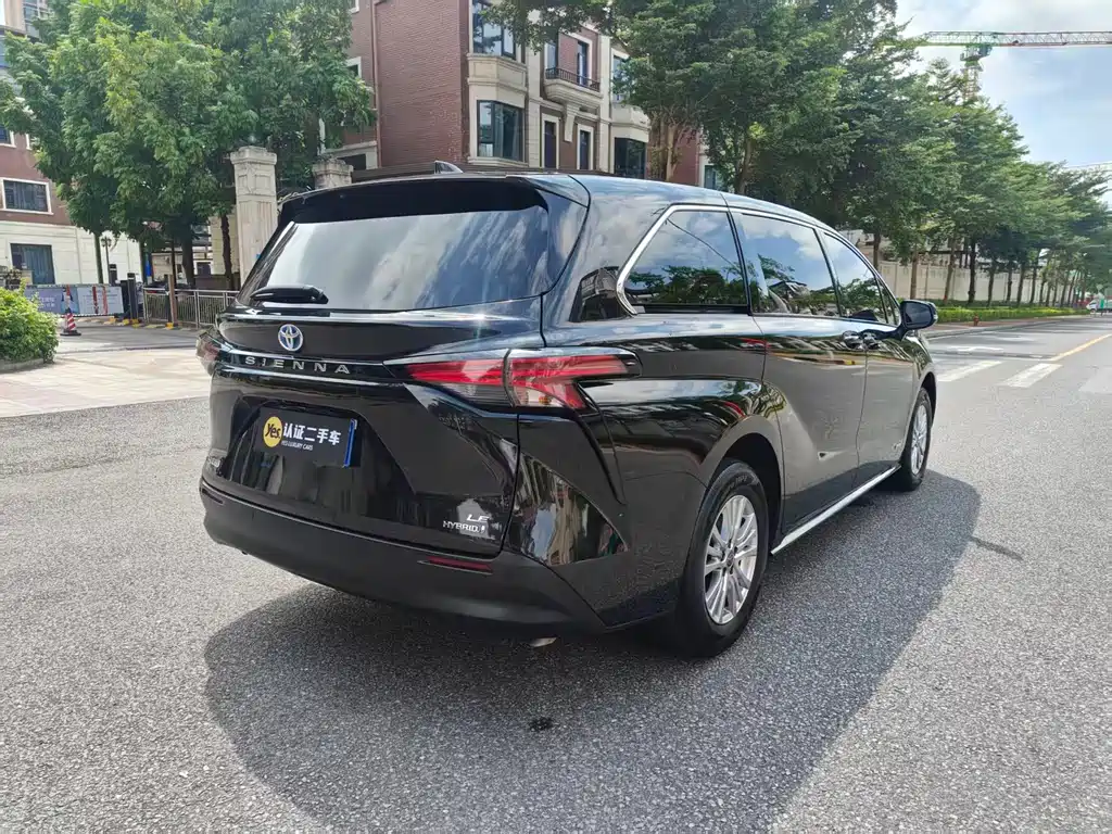 Toyota Sienna — фото 5