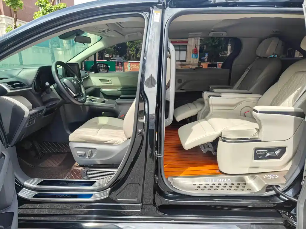 Toyota Sienna — фото 10