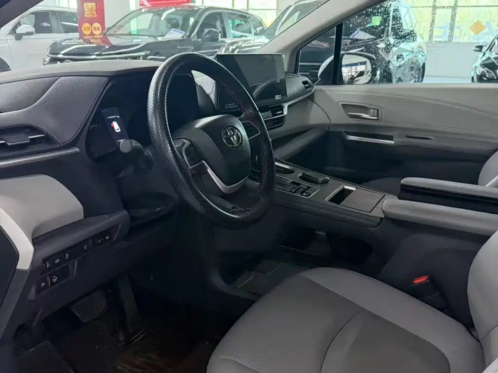Toyota Granvia — фото 4