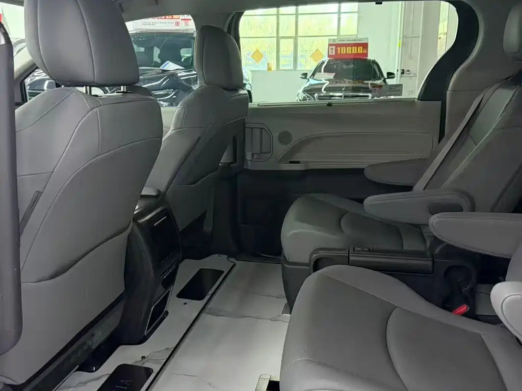 Toyota Granvia — фото 5
