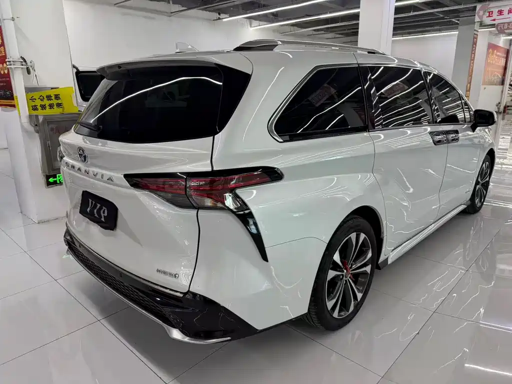 Toyota Granvia — фото 9