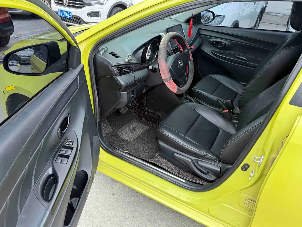 Toyota Yaris L — фото 2