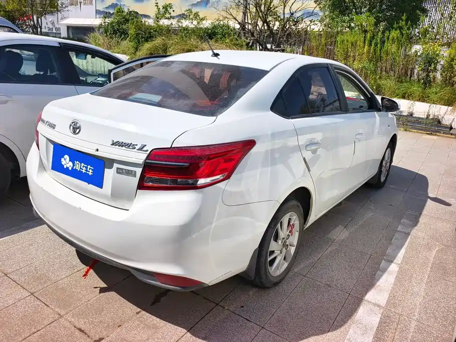 Toyota Yaris L — фото 3