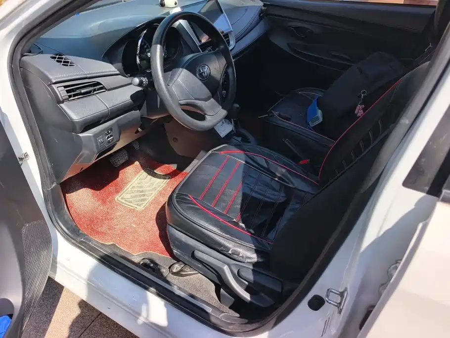 Toyota Yaris L — фото 9