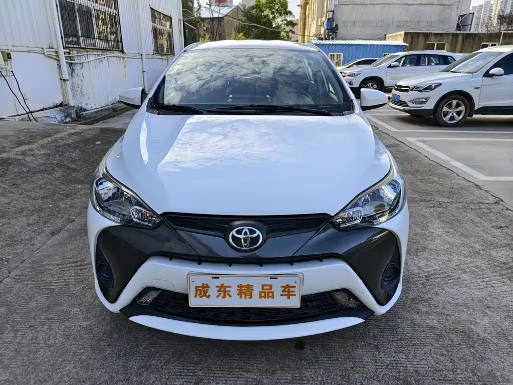 Toyota Yaris L — фото 2