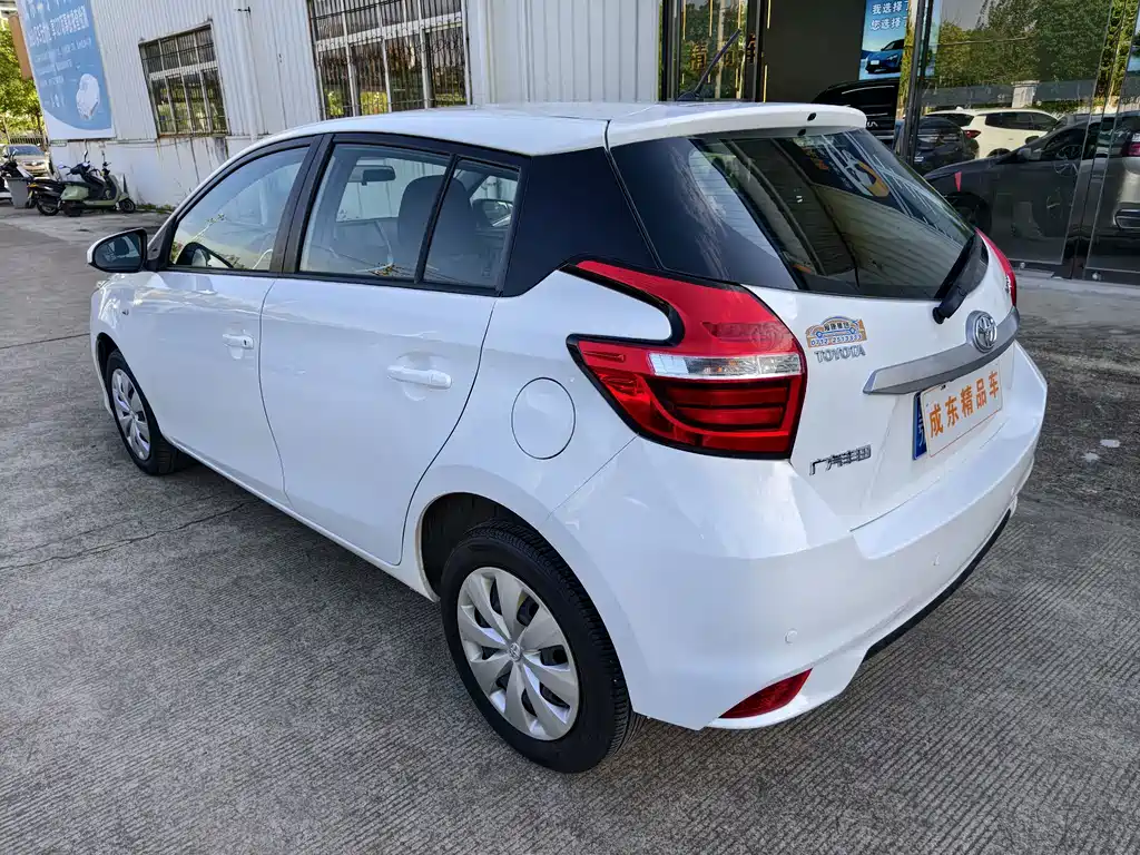 Toyota Yaris L — фото 4