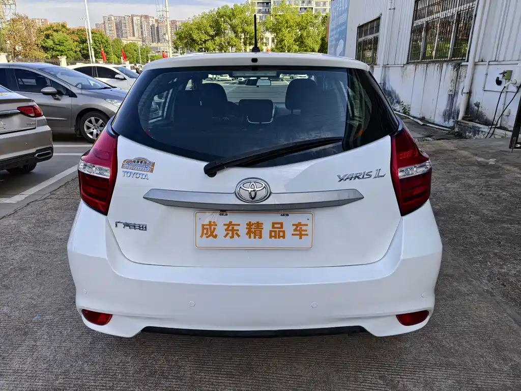 Toyota Yaris L — фото 5