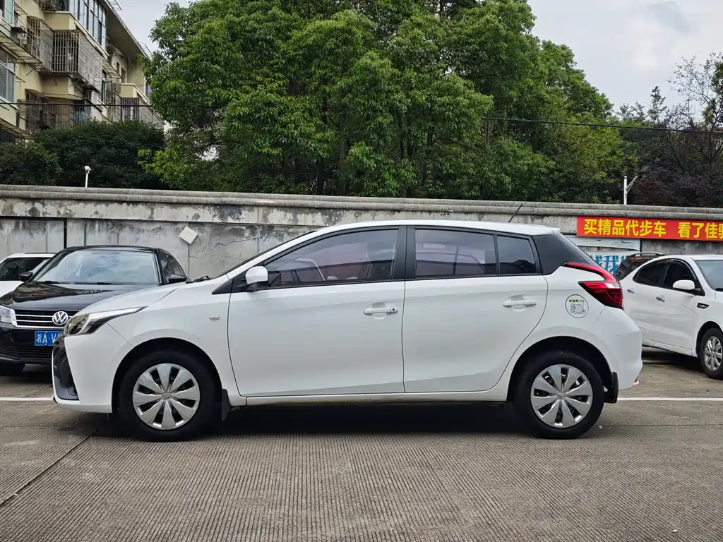 Toyota Yaris L — фото 3