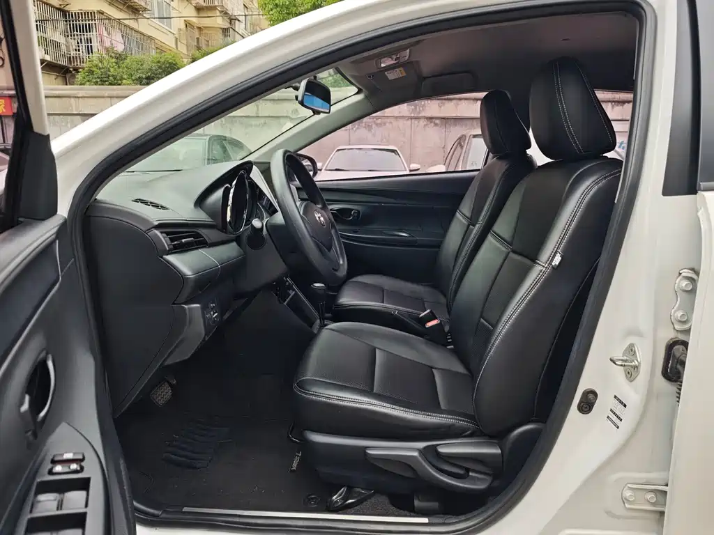 Toyota Yaris L — фото 6