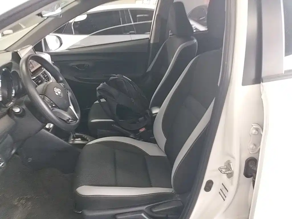 Toyota Yaris L — фото 15