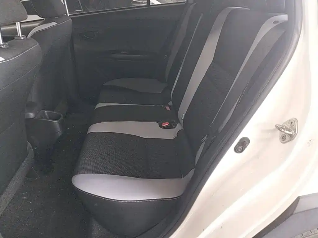 Toyota Yaris L — фото 17