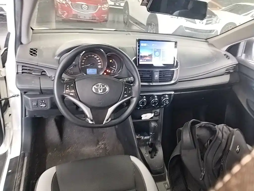 Toyota Yaris L — фото 10