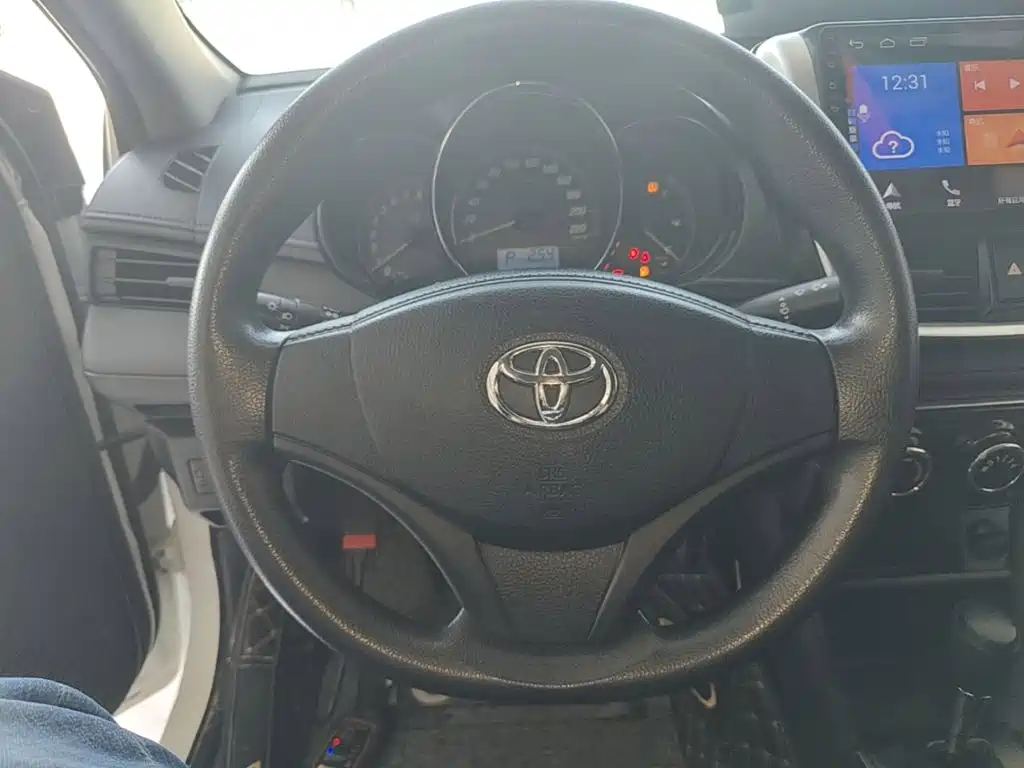 Toyota Yaris L — фото 11