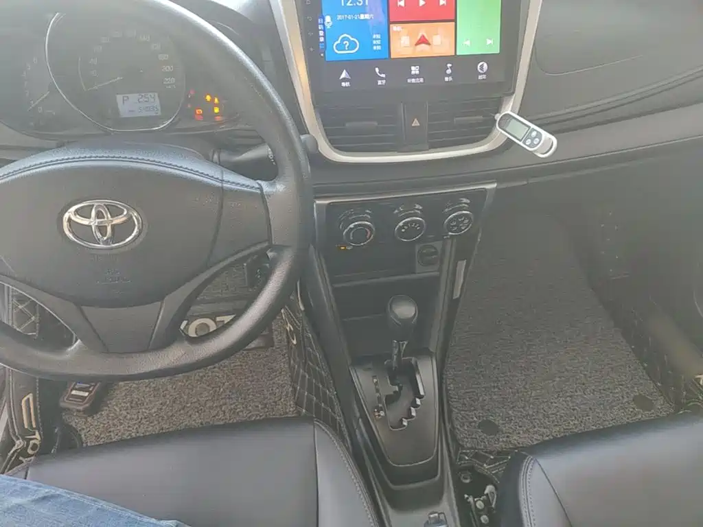 Toyota Yaris L — фото 10