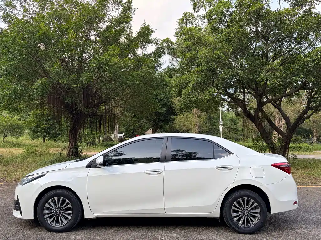 Toyota Corolla — фото 4
