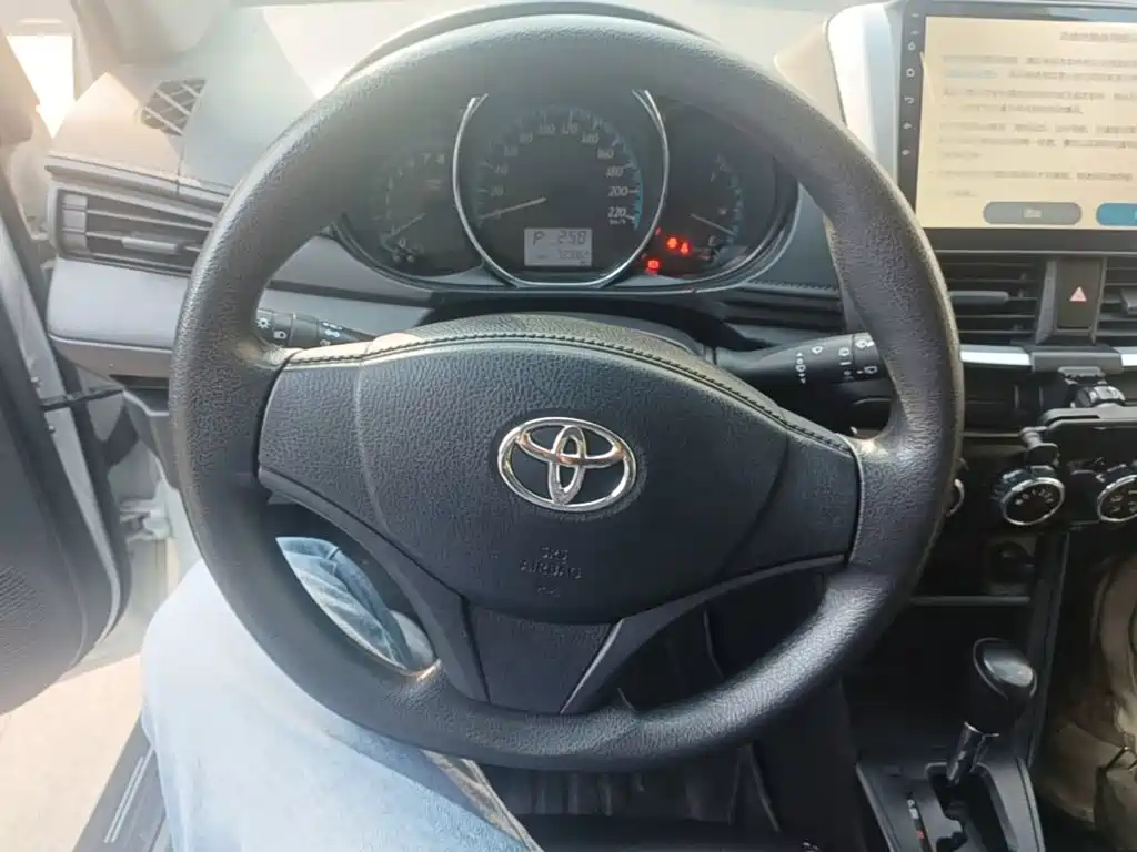 Toyota Yaris L — фото 11