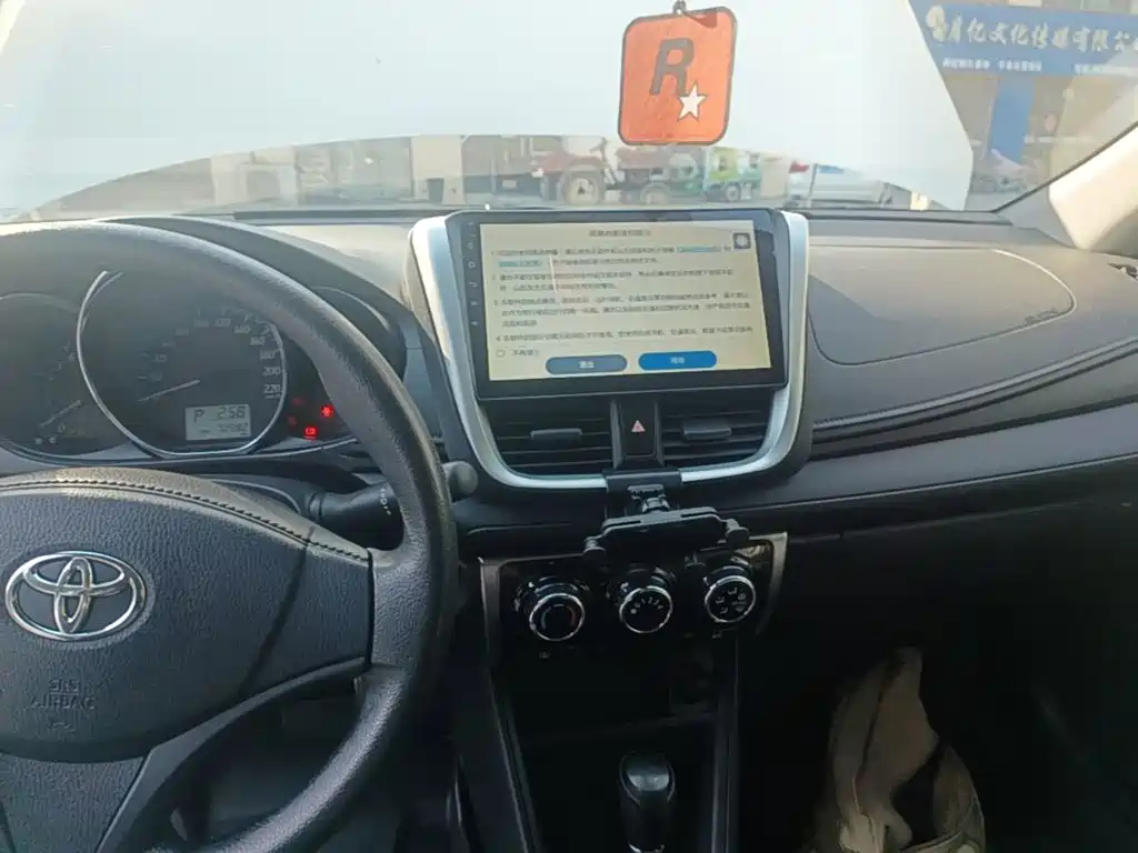 Toyota Yaris L — фото 13