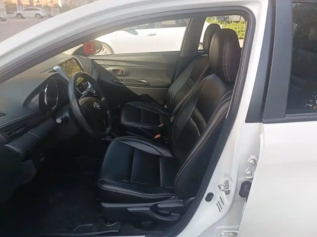 Toyota Yaris L — фото 15