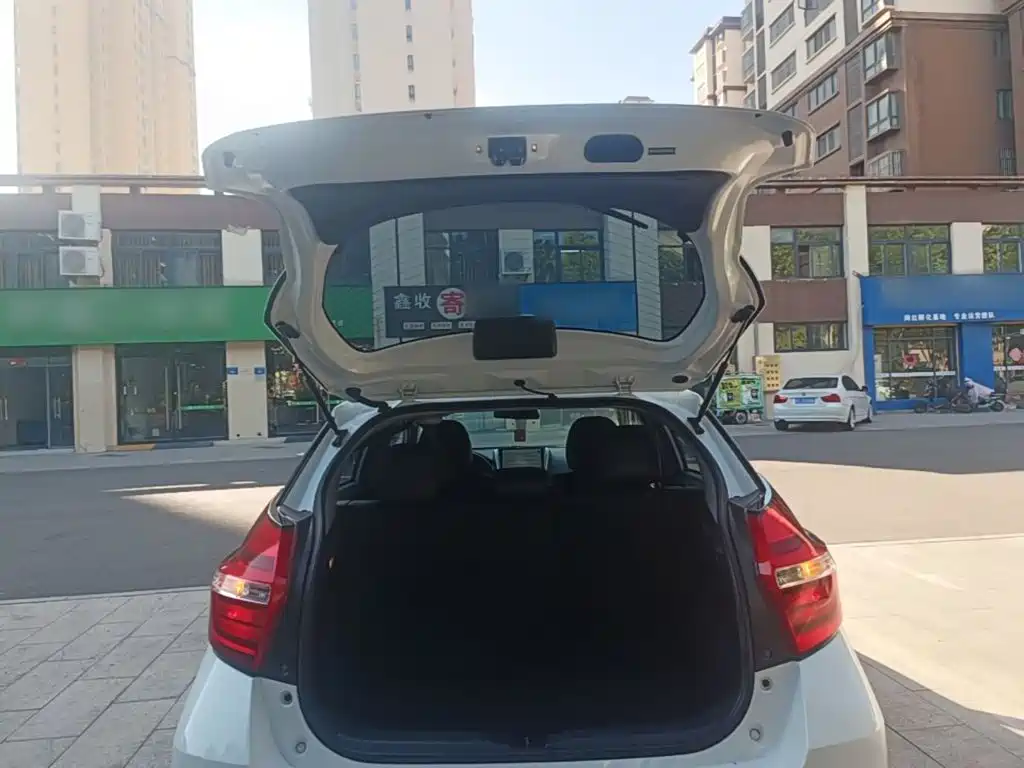 Toyota Yaris L — фото 19