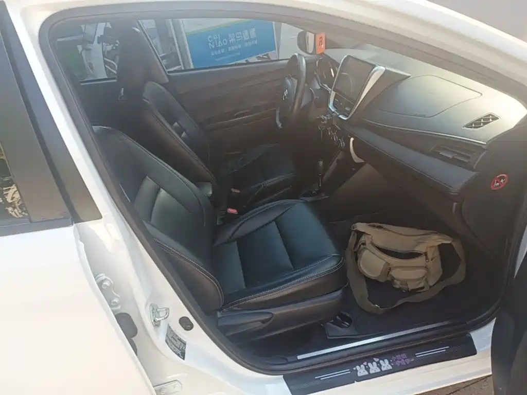 Toyota Yaris L — фото 25