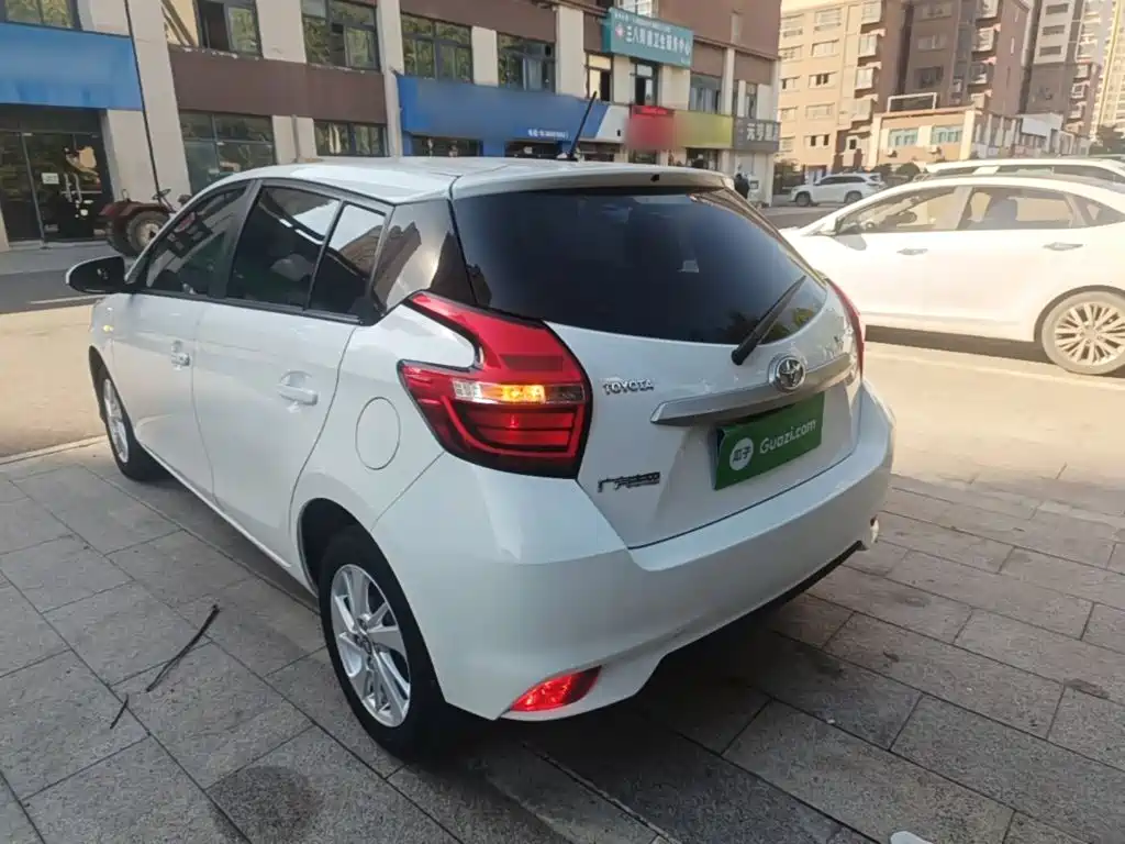 Toyota Yaris L — фото 5