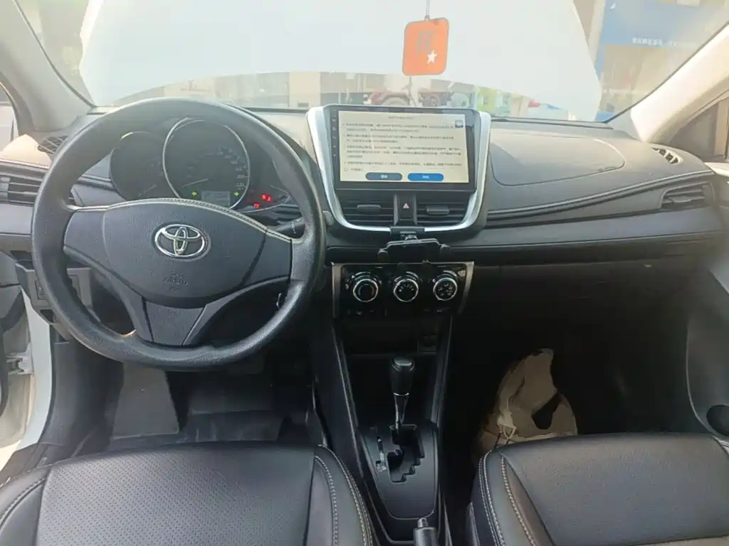 Toyota Yaris L — фото 10