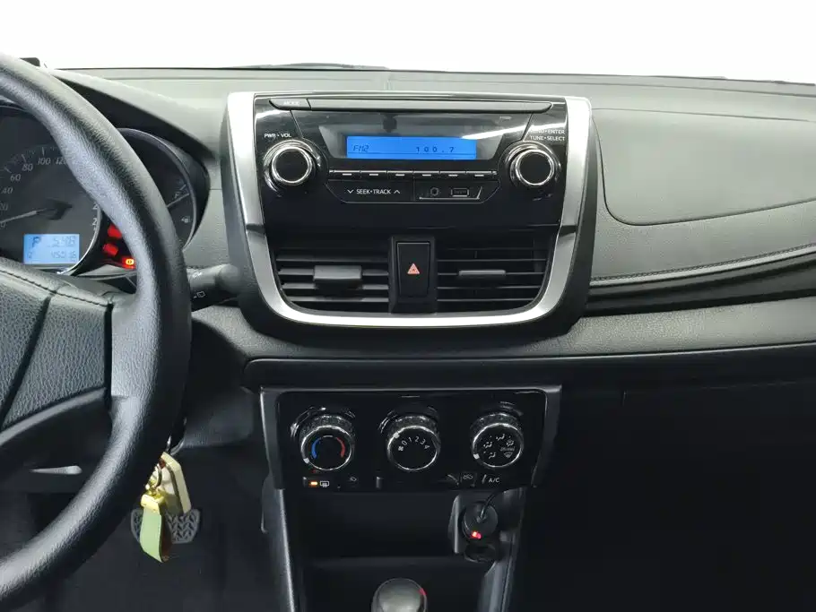 Toyota Yaris L — фото 13