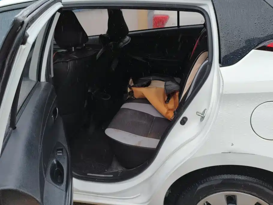 Toyota Yaris L — фото 11
