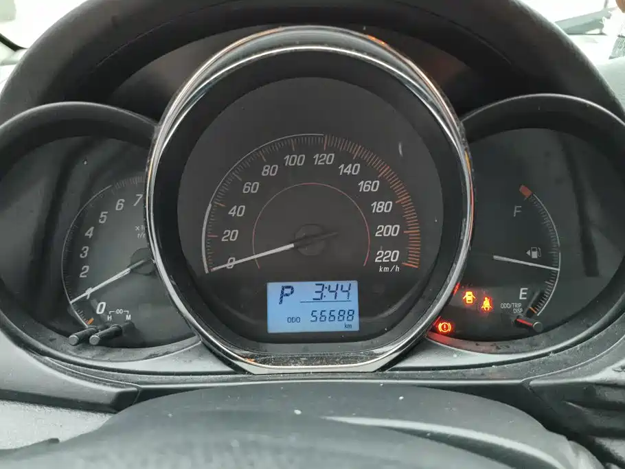 Toyota Yaris L — фото 14