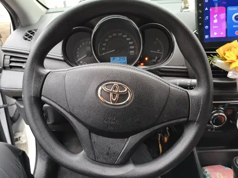 Toyota Yaris L — фото 15