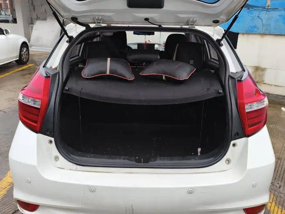 Toyota Yaris L — фото 4