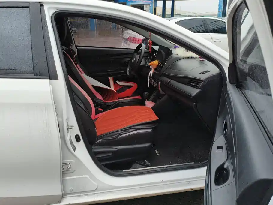 Toyota Yaris L — фото 8