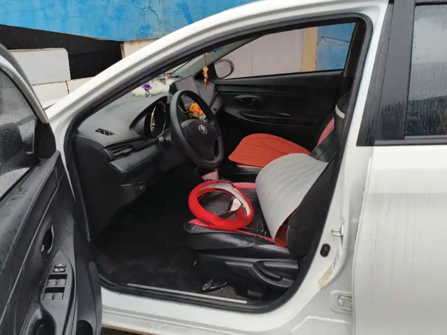 Toyota Yaris L — фото 9