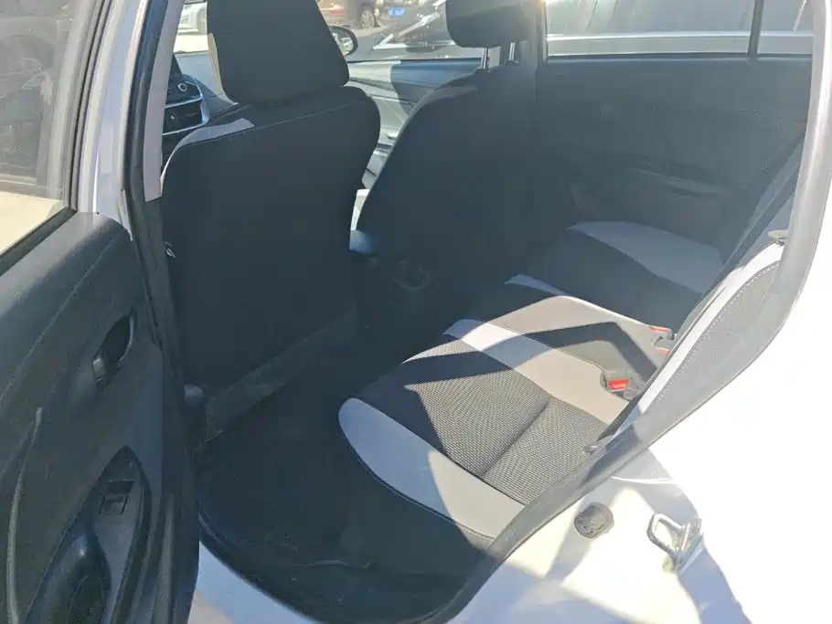 Toyota Yaris L — фото 11