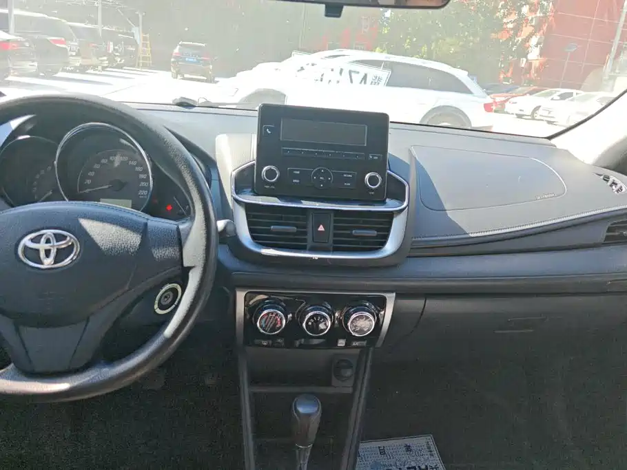 Toyota Yaris L — фото 13