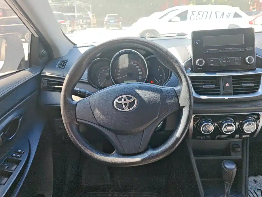 Toyota Yaris L — фото 15