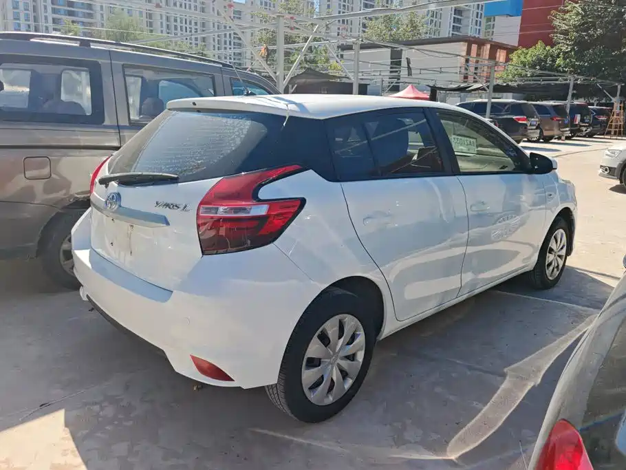 Toyota Yaris L — фото 3