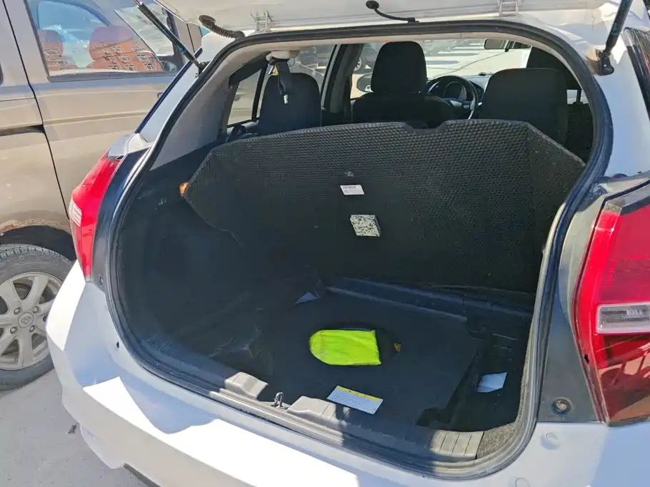Toyota Yaris L — фото 4