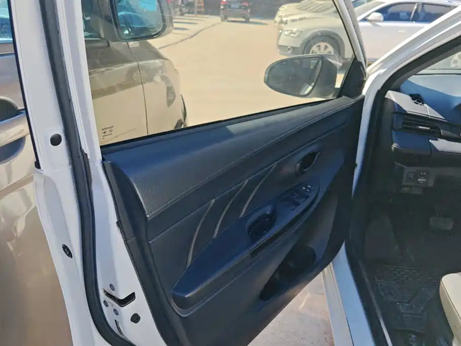 Toyota Yaris L — фото 7