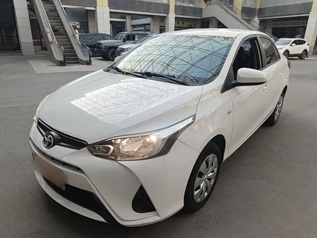 Toyota Yaris L — фото 2