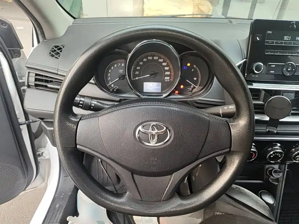 Toyota Yaris L — фото 11