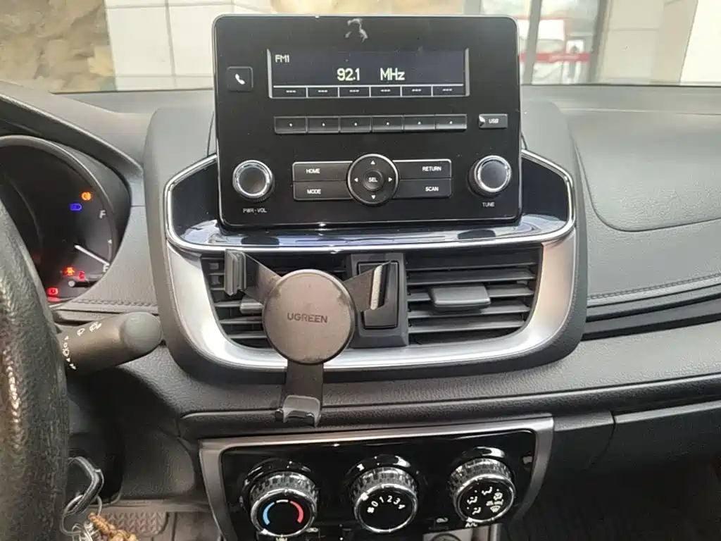 Toyota Yaris L — фото 13