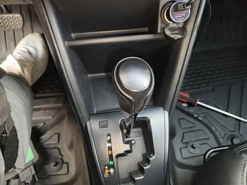 Toyota Yaris L — фото 14
